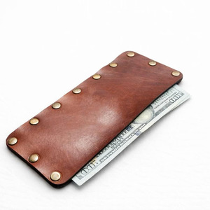 Porte-monnaie en cuir véritable avec fermeture à pression sécurisée, finition élégante, design compact, compartiment à monnaie spacieux, en vente - Product Image 2