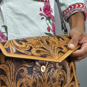 Bolso de Hombro Bohemio de Cuero Genuino con Borlas y Flecos, Diseño con Letras, Correa Única, Cierre de Cremallera, Color Bronceado, Antirrobo, Impermeable - Product Image 4