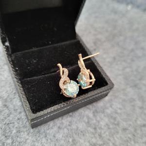 Boucles d'oreilles en moissanite de couleur bleu-vert, taille brillant rond, fabriquées en argent 925 par un fabricant de bijoux indien - Product Image 4