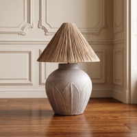 Lampe sur pied LED en céramique sculptée moderne Home Basket Sadhil, abat-jour en raphia plissé beige, motif feuille centrale, base E27, minimaliste