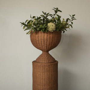 Support de plantes en rotin brun foncé, tressé, élégant et décoratif, pour plantes d'intérieur, décoration de maison, hôtel ou resort. - Product Image 5