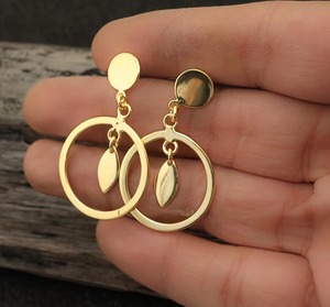 Fournisseur Vérifié de Bijoux en Métal : Boucles d'Oreilles en Laiton Doré, Finition Lisse, Prix d'Usine en Gros - Product Image 1