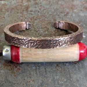 Bracelet magnétique unisexe en cuivre massif, style moderne et traditionnel, fait main, martelé, rigide, cadeau idéal - Product Image 1