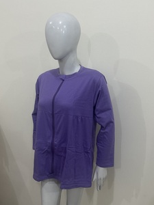 Chemise de récupération post-mastectomie à usage hospitalier avec poches zippées pour drainages et attaches pour maintenir les tubes de drainage - Product Image 3