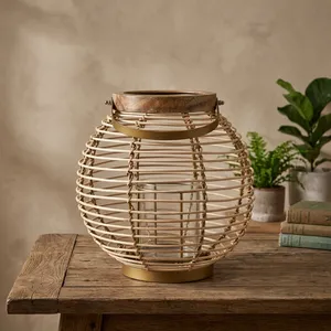 Hermosa Linterna Esférica de Metal con un Collar de Madera, Asa Dorada Fija y Portavelas Central de Cristal Tipo Huracán - Product Image 4