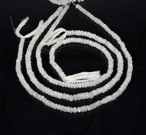 Cuentas redondas lisas de piedra lunar arcoíris blanca natural de 5-6 mm, hilo de 13 pulgadas, cuentas de piedra lunar natural para la fabricación de joyería al por mayor - Product Image 1