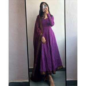 BATA DE TRABAJO CON BORDE DE ENCAJE DE ALGODÓN MUSELINA ATRACTIVA CON DUPATTA MORADO - Product Image 1