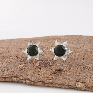 Pendientes de plata de ley 925 con turmalina verde, hechos a mano por un diseñador, para mujeres y niñas, ideales para fiestas. - Product Image 1