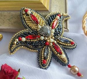 Broche unique brodée de perles, accessoire de mode artisanal de créateur avec perles colorées, broderie à la main exquise - Product Image 6