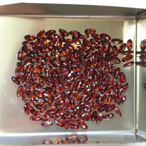 โกเมนสีแดงธรรมชาติ 4x2 มม. รูปไข่ คุณภาพดีที่สุด พลอยเม็ดเดี่ยวสำหรับทำเครื่องประดับ - Product Image 3