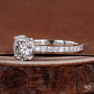 Superbe bague de fiançailles en or blanc 10K avec diamant de laboratoire rond de 2 carats, sertie pavé et monture cathédrale, certifiée IGI - Product Image 3