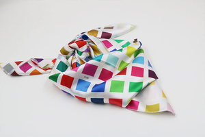 Pañuelo Cuadrado de Poliéster con Estampado Digital a Cuadros/Liso y Logotipo Personalizado, Hijab de Satén Suave de Alta Calidad, Accesorio Casual para Exteriores - Product Image 5