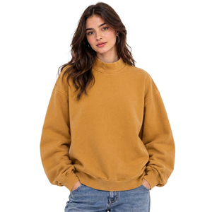 Sudadera de cuello alto para mujer de marca privada, de forro polar grueso, con logo gráfico estampado en relieve, hombros caídos y acabado lavado. - Product Image 1