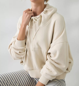 ODM Sweat à capuche court pour femme en molleton doux brossé, brodé, à col bénitier avec cordon de serrage, coupe oversize à épaules tombantes et poche avant - Product Image 5