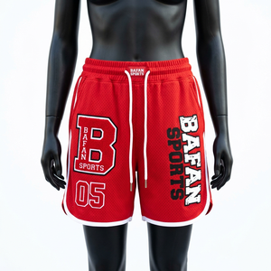 Shorts de sport pour femme en maille polyester respirante de qualité supérieure, couleur rouge, avec bordures latérales et logo brodé en chenille. - Product Image 1