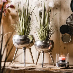 Ensemble de deux vases trépieds argentés faits à la main en métal pour plantes et fleurs, idéal pour les célébrations de mariage - Product Image 2
