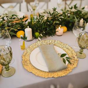 Assiette de présentation dorée et argentée élégante pour la décoration de table de mariage et de réception - Product Image 1