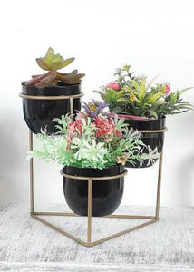 Maceta con soporte triangular de metal negro y dorado de la mejor venta para mesa de jardín y hogar - Product Image 5