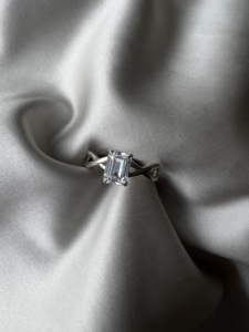 Bague en moissanite taille émeraude pour femme, alliance torsadée, bague de fiançailles solitaire, or blanc 14K/18K, bijoux minimalistes de luxe - Product Image 2