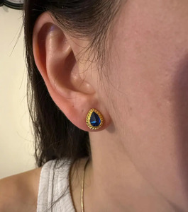 Boucles d'oreilles clous en saphir bleu plaqué or faites à la main pour femme, idéales pour les occasions festives - Product Image 2