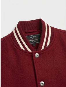 เสื้อแจ็คเก็ตบอมเบอร์สีแดงเลือดหมู ตัวเสื้อทำจากผ้าขนสัตว์ แขนทำจากหนังสีขาว กันลม คอปกพับได้ ปิดด้วยกระดุมแบบปกปิด เหมาะสำหรับฤดูหนาว - Product Image 3