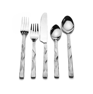 Couverts en métal Prestige : L'accompagnateur idéal pour les repas, conçu pour refléter une vie élégante avec des présentations de table harmonieuses - Product Image 2
