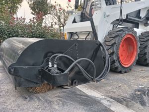 Chargeur compact d'occasion de qualité supérieure, 744 kg, 36,4 kW, pour serres et petites exploitations agricoles - Product Image 4