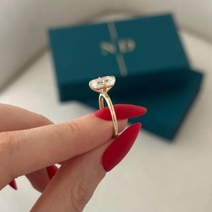 Bague de fiançailles solitaire tendance en or jaune 18 carats avec diamant de laboratoire Cu émeraude et boussole, certifiée IGI, pour femme - Product Image 2