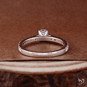 Anillo de compromiso con diamante cultivado en laboratorio de 0.5 quilates, corte cojín alargado, certificado IGI, con banda pavé tipo catedral, oro blanco de 10K. - Product Image 2