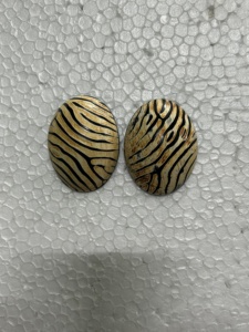 Boucles d'oreilles bohème au design ovale unique pour femmes avec motif léopard doré noir et corne pendante pour mariages et fêtes - Product Image 3