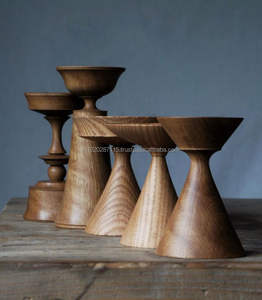 Candelabro de madera maciza de lujo hecho por artesanos expertos que realza la belleza del grano natural, perfecto para decoración de interiores de diseño. - Product Image 1