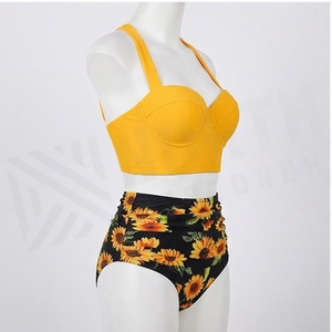 Ensemble de yoga 2 pièces imprimé papillon bleu avec finition dorée, body à col en V profond et jupe portefeuille longueur genou - Product Image 3