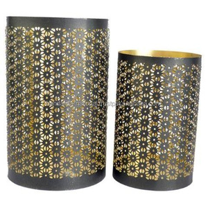 Ensemble de bougeoirs votifs ronds décoratifs pour la maison en fer de 2 pièces avec revêtement intérieur en poudre noire dorée et extérieure finie - Product Image 4