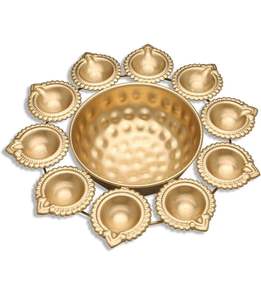 Diwali Diya โลหะ urli ทำด้วยมือพร้อมชุดถ้วยดิยาชุด urli ทำด้วยมือของขวัญของตกแต่งบ้านสำหรับ Diwali - Product Image 1