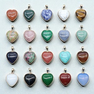 Colgante de corazón de jade blanco de 14 mm en plata 925 — Amuleto de corazón con piedra cabujón, regalo de joyería moderno y minimalista - Product Image 3