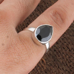 แหวนเงินแท้ 925 ประดับพลอยออนิกซ์สีดำธรรมชาติ ทำมือ หินแคริบเบียน สำหรับผู้หญิง แหวนสีดำมินิมอล ขายส่ง - Product Image 4
