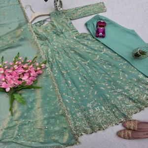 Vestido de Fiesta VASTRA COTTAGE Fandy de Seda Bordado con Lentejuelas, Dupatta y Pantalón a Juego, Completamente Cosido - Product Image 4