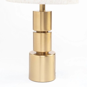 Lámpara de Mesa Titan Stack de Metal con Diseño de Cilindros Escalonados, Pantalla de Lino, Acabado Dorado Cepillado, Iluminación Ambiental Elegante - Product Image 5