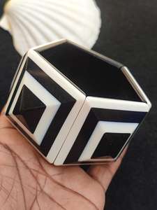 Accessoires de mode pour filles faits à la main, design antique noir et blanc, pour les fêtes, par Universal Overseas - Product Image 5