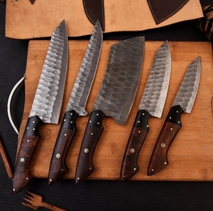 Ensemble de couteaux de chef écologiques en acier Damas fait main, 5 pièces, avec étui en cuir véritable et outil d'affûtage pour le pain - Product Image 3