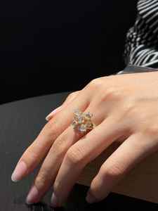 Anillo de Racimo con Esmeralda Cultivada en Laboratorio y Diamantes de Corte Redondo en Oro Sólido de 14K para Mujer, Regalo de Promesa de Boda para Enamorados - Product Image 4