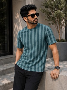 เสื้อยืดแขนสั้นผู้ชายลายทาง OEM ผลิตจากผ้าโพลีคอตตอน แห้งเร็ว เป็นมิตรต่อสิ่งแวดล้อม ทรงปกติ เหมาะสำหรับใส่ลำลอง - Product Image 1