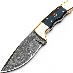 Cuchillo de caza hecho a mano de acero de Damasco con hoja de punta caída, mango negro y detalles dorados. Cuchillos de Damasco con hoja afilada. - Product Image 2