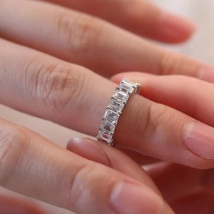 Anillo de media eternidad con diamantes de laboratorio de corte esmeralda de 4*3 mm, engaste de cesta con garras compartidas, banda de oro blanco de 14K con diamantes cultivados en laboratorio - Product Image 6