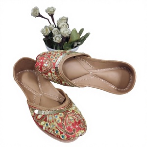 Chaussures de mode fantaisie pour fêtes, style indien traditionnel, faites à la main, en cuir véritable brodé, avec bande élastique et patchwork - Product Image 4