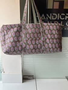Sac de voyage matelassé en coton avec deux poignées, motif floral Kantha, fermeture ouverte, sac de shopping - Product Image 1