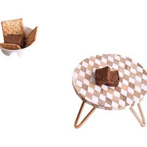 Support à gâteau exquis en résine et bois fusionné, avec pieds en métal, pièce d'exposition pour gâteaux, pâtisseries, fêtes et décoration d'intérieur haut de gamme - Product Image 1