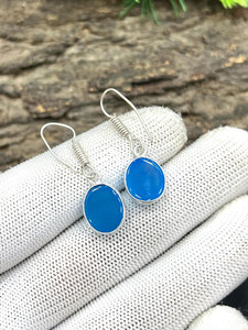 Boucles d'oreilles ovales en calcédoine bleue argentée faites à la main, bijoux minimalistes en pierres précieuses pour femmes - Product Image 4