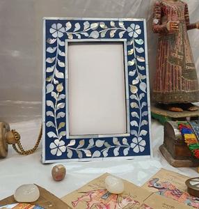 Cadre photo moderne blanc avec incrustation de nacre, construction en MDF pour la décoration murale de la maison - Product Image 1