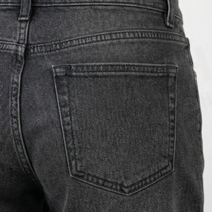 Shorts de Mezclilla Premium para Mujer, Diseño Desgastado y Roto, Estilo Boyfriend, con Logotipo en la Cintura - Product Image 5